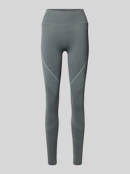 Legginsy o kroju slim fit z nadrukiem z logo model 'Vanish' od Under Armour - 13