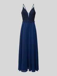 Tailliertes Abendkleid mit Zierbesatz von Luxuar - 17