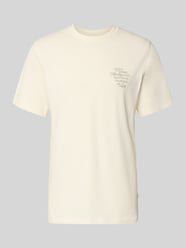 T-Shirt mit rückseitigem Motiv-Print Modell 'Ben Faience' von Les Deux - 1
