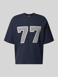 t-shirt z haftem z łańcuszkami i okrągłym dekoltem od REVIEW - 11