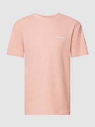 T-shirt z wyhaftowanym logo model ‘KIKKI’ od Anerkjendt Różowy - 31