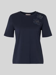 T-shirt z kwiatowymi aplikacjami i okrągłym dekoltem od Christian Berg Woman Selection - 37