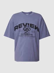 T-shirt o kroju oversized z okrągłym dekoltem od REVIEW Fioletowy - 24