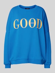 Oversized Sweatshirt mit Statement-Print Modell 'Good Vibes' von miss goodlife Blau - 2