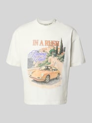 t-shirt z nadrukiem z motywem model 'Speeding' od PROHIBITED - 5