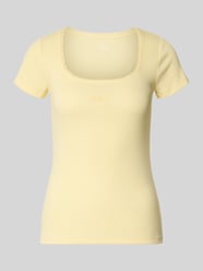 t-shirt z wyhaftowanym logo od GAP - 4