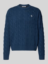 Sweter z dzianiny ze ściegiem warkoczowym i wyhaftowanym logo od REVIEW - 18