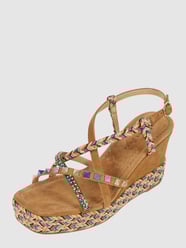 Buty na koturnie z kamieniami stras od ALMA EN PENA Brązowy - 15