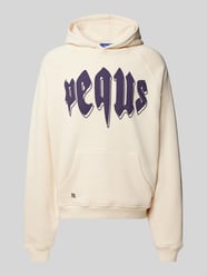 Hoodie mit Label-Print Modell 'Outlined Mythic Logo' von PEQUS Beige - 11