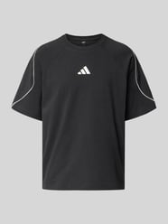 T-shirt z nadrukiem etykiety od adidas Sportswear - 48
