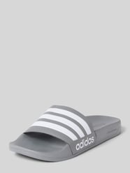 Badeschuhe mit Label-Schriftzug von adidas Sportswear - 1