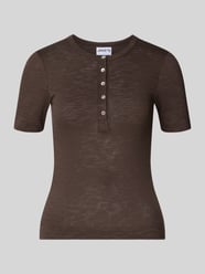 T-Shirt mit Rundhalsausschnitt und Knopfleiste von Jake*s Casual - 26