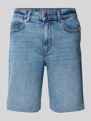 Szorty jeansowe o kroju regular fit z mieszanki bawełny model ‘CLEO’ od VERO MODA - 17