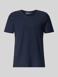 T-Shirt mit V-Ausschnitt und Rollsaum von MCNEAL - 37