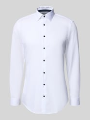 Koszula biznesowa o kroju slim fit z kołnierzykiem typu kent od Jake*s - 19