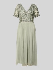 Sukienka do kolan z kwiatowym cekinowym obszyciem od Lace & Beads - 15