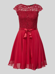 Cocktailkleid mit Spitzenbesatz und Bindegürtel von SWING - 8
