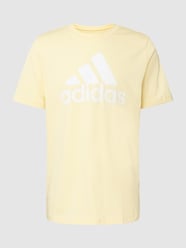 T-Shirt mit Label-Print von ADIDAS SPORTSWEAR Gelb - 37