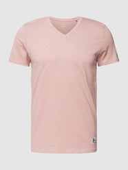 T-Shirt mit geripptem V-Ausschnitt von QS by s.Oliver Rosa - 21
