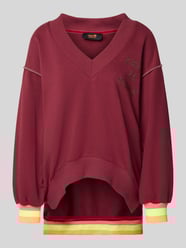 Relaxed fit sweatshirt met V-hals, model 'Hey You' van miss goodlife - 25