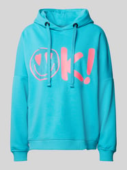 Hoodie mit Ziersteinbesatz Modell 'OK! HEARTFACE' von miss goodlife Türkis - 32