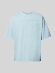 Boxy Fit T-Shirt mit Label-Stitching von KARL KANI Blau - 2