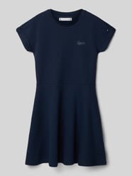 Sukienka T-shirtowa z mieszanki bawełny z nadrukiem z logo model ‘Spacer’ od Tommy Hilfiger Teens - 21