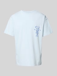 T-Shirt mit Motiv- und Label-Print Modell 'VASO' von BLKVIS - 6
