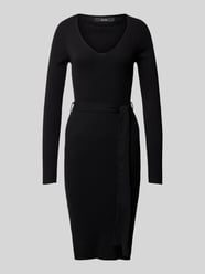 Slim Fit Strickkleid mit Bindegürtel in Ripp-Optik Modell 'SABA' von Vero Moda Schwarz - 1