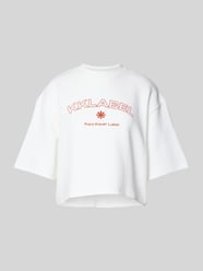 Cropped T-Shirt mit Label-Print von Karo Kauer Weiß - 6