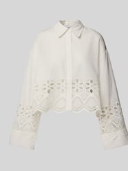 Cropped Bluse mit Lochstickerei Modell 'Sophia' von EDITED - 11