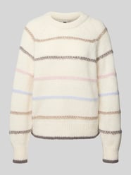 Sweter z dzianiny o kroju regular fit z raglanowymi rękawami model ‘NELIA’ od PIECES - 36