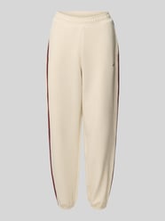Spodnie dresowe z logo model 'JASMINE' od GUESS Activewear - 6