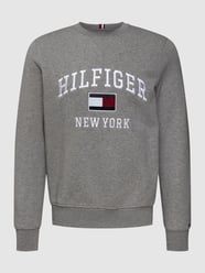 Sweatshirt mit Label-Stitching Modell 'MODERN VARSITY SWEATSHIRT' von Tommy Hilfiger Grau - 35