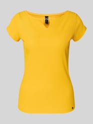 t-shirt z wycięciem od Marc Cain - 35