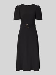 Cocktailkleid mit Gürtel und Rundhalsausschnitt von Rinascimento - 37
