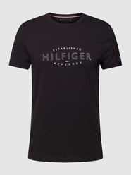 T-Shirt mit Label-Print Modell 'CURVE LOGO TEE' von Tommy Hilfiger Schwarz - 18