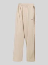Spodnie dresowe o kroju loose fit z mieszanka bawełny z kantami od adidas Originals - 1