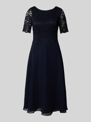 Knielanges Cocktailkleid mit Spitze von Vera Mont - 41
