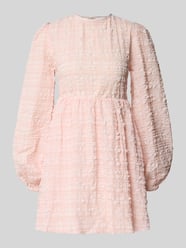 Minikleid mit rückseitiger Schnürung von Gina Tricot Pink - 5