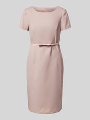 Knielanges Kleid mit Taillengürtel von Christian Berg Woman Selection Pink - 17