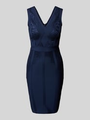 Knielanges Cocktailkleid mit V-Ausschnitt von Lipsy - 7