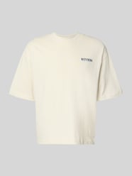 t-shirt z detalem z logo od REVIEW - 2