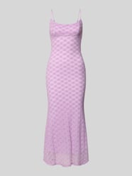Sukienka midi o kroju slim fit z kwiatowym obszyciem z koronki na całej powierzchni od Bardot - 29