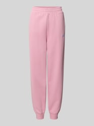 Spodnie dresowe o kroju slim fit z wyhaftowanym logo od PUMA Fuksjowy - 43