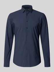 Koszula o kroju slim fit biznes z kołnierzykiem typu kent od Jake*s - 20