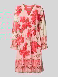 Knielange jurk met V-hals van ZABAIONE Fuchsia - 19