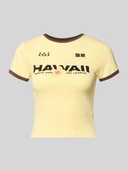 T-shirt w kroju slim fit z nadrukiem z przekazem model 'Molly' od NOISY MAY® - 37