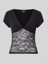 T-Shirt mit V-Ausschnitt und Spitze von Gina Tricot - 12