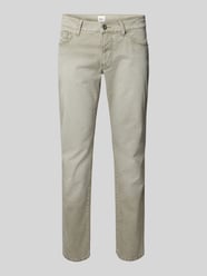Jeansy o kroju straight fit ze szwami w kontrastowym kolorze model ‘Chuck’ od Brax - 18